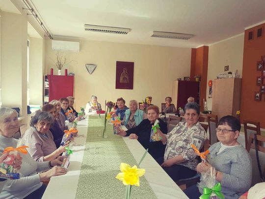 Seniorzy z Niezdrowic przy wspólnym stole
