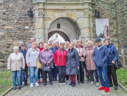Seniorzy zwiedzali zamek i kościół w Toszku