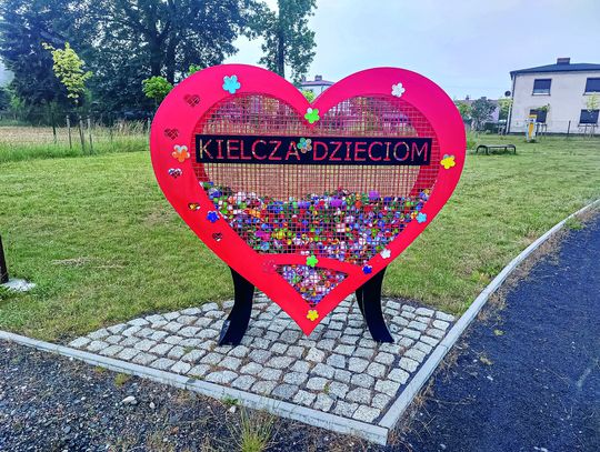 Serce na plastikowe nakrętki stanęło w Kielczy. To niejedyna nowość w wiosce