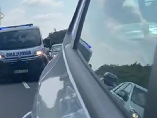 Serce pod policyjną eskortą