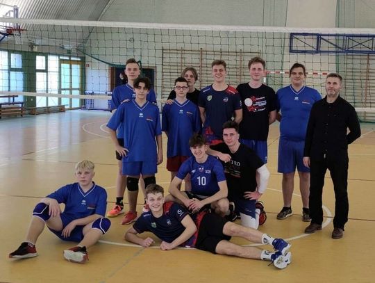 Siatkarska rywalizacja uczniów strzeleckiego liceum i "Metalówy". Kto zwyciężył?