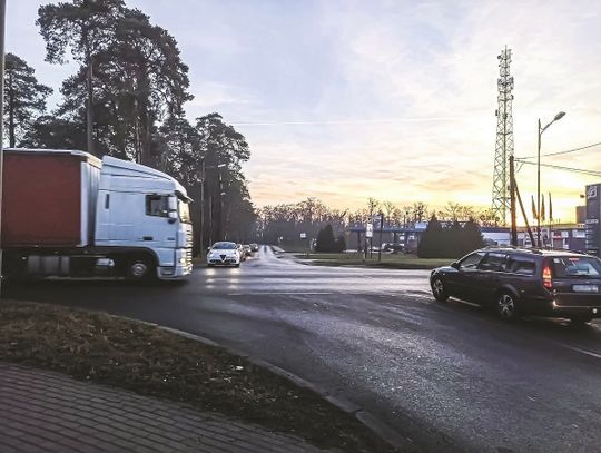 Skrzyżowanie Opolska-Bocznicowa-Kolejowa w Strzelcach Opolskich. Tu przydałoby się rondo 