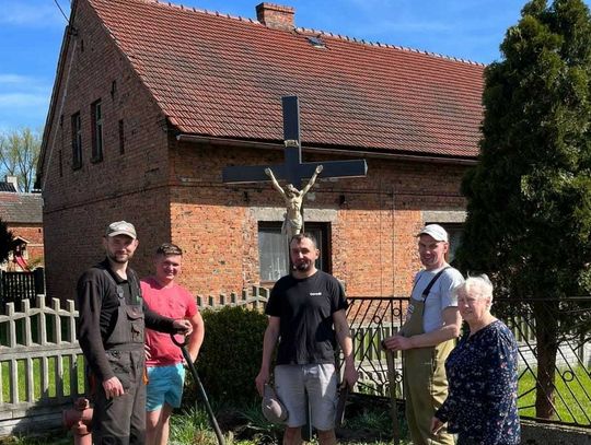 Spórok ma kolejny nowy krzyż. Postawiono go z inicjatywy mieszkańców