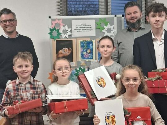 Młodzi artyści z Zawadzkiego nagrodzeni za kartkę świąteczną