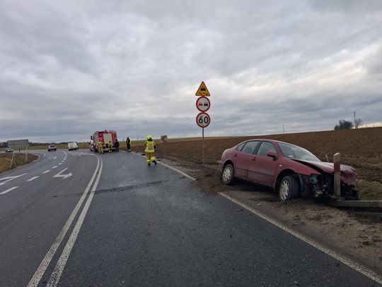 Zderzenie osobówek na drodze wojewódzkiej. Jedna osoba trafiła do szpitala Zderzenie osobówek na drodze wojewódzkiej. Jedna osoba trafiła do szpitala