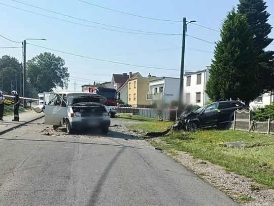 Z impetem uderzył w dostawczaka. Audi zawisło na ogrodzeniu
