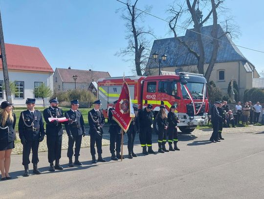 Druhowie z OSP Jemielnica oficjalnie odebrali nowy wóz strażacki