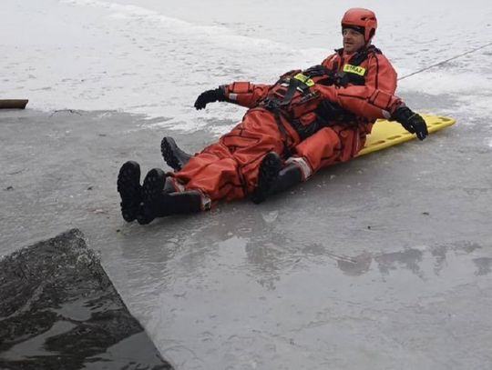 Strażacy z Niezdrowic ćwiczyli na lodzie - by skutecznie ratować innych