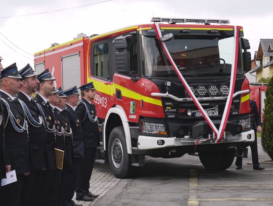 Strażacy z OSP Kolonowskie oficjalnie przyjęli nowy wóz. Wręczono też medale