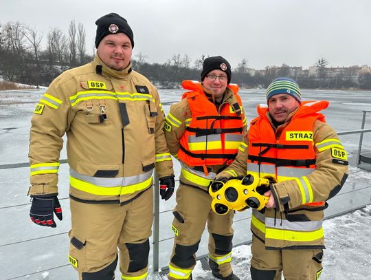 Strażacy z OSP Łaziska szkolili się z obsługi podwodnych dronów