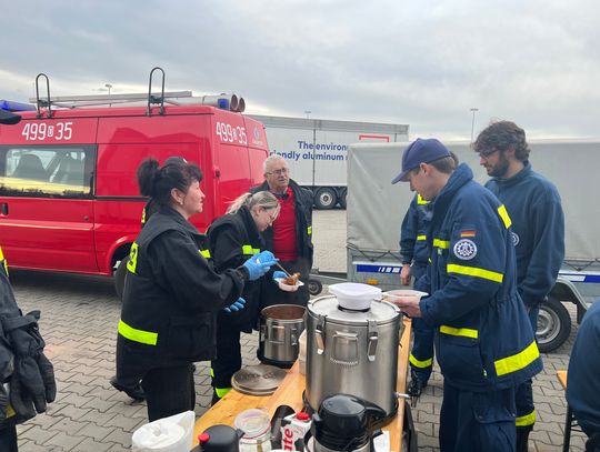 Strażacy z OSP Zalesie Śląskie ugościli konwój z pomocą dla Ukrainy