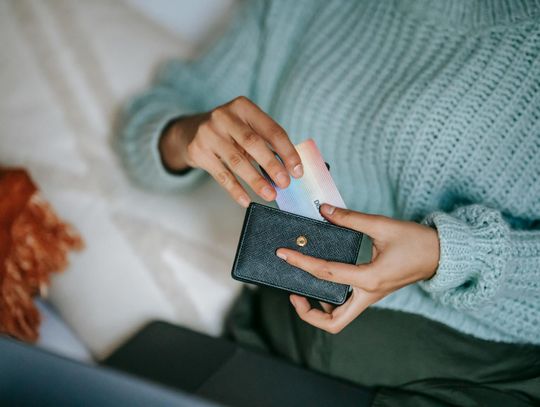 Stylowy dodatek, który musi znaleźć się w każdej kobiecej torebce – portfel skórzany damski