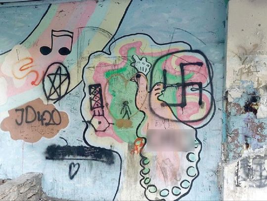 Swastyka w zdewastowanym amfiteatrze w Jemielnicy. "Nikomu to nie przeszkadza?"