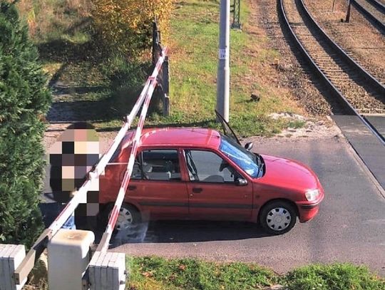 Szymiszów. 83-letni kierowca wjechał pod opuszczoną rogatkę