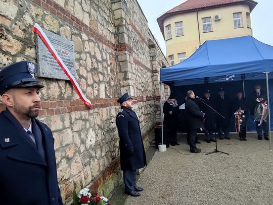 Tablica upamiętniająca osadzonych na strzeleckim więzieniu