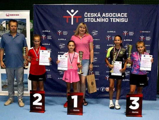 Młoda tenisistka stołowa z Zawadzkiego na podium międzynarodowego turnieju