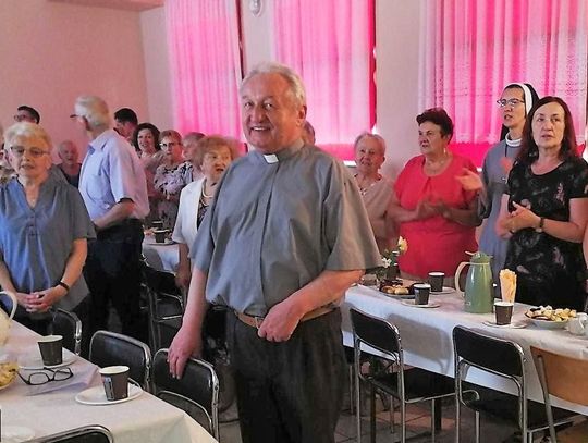 Tłumy parafian ze Staniszcz Małych świętowały urodziny swojego proboszcza