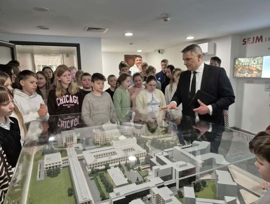 Wyjątkowa lekcja uczniów z Rozmierki. Odwiedzili Sejm Wyjątkowa lekcja uczniów z Rozmierki. Odwiedzili Sejm