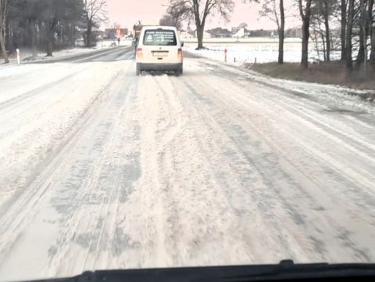 Trudne warunki na drogach powiatu strzeleckiego. Wiatr naniósł sporo śniegu