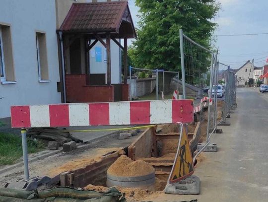 Inwestycje kanalizacyjne na terenie gminy Leśnica. Gdzie trwają prace?