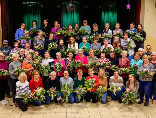 Tworzyli stroiki z myślą o bliskich, czyli warsztaty florystyczne w Kolonowskiem