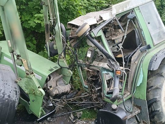 Niebezpieczne zdarzenie w Jędryniach. 17-latek uderzył ciągnikiem w wiadukt