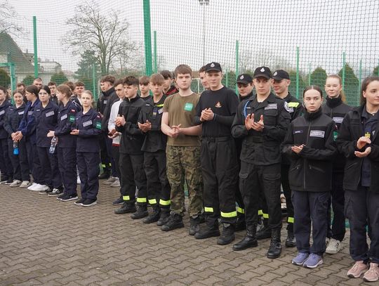 Uczniowie "metalówy" w Strzelcach Opolskich uczcili pamięć żołnierzy wyklętych