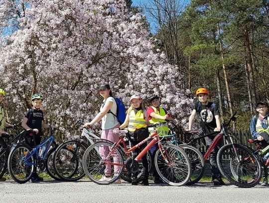 Uczniowie z Jemielnicy poszukiwali oznak wiosny na rajdzie rowerowym