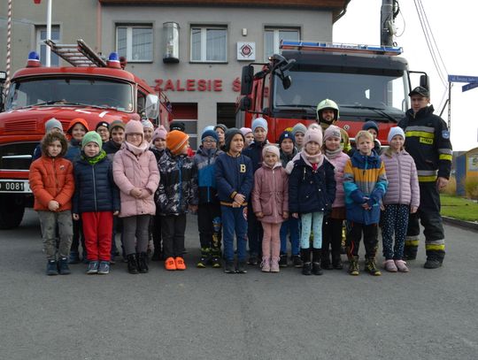 Uczniowie z Zalesia Śląskiego odwiedzili miejscową remizę strażacką
