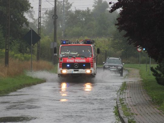 Ulewy w Strzelcach Opolskich. Ulica Nowowiejska zmieniła się w kanał