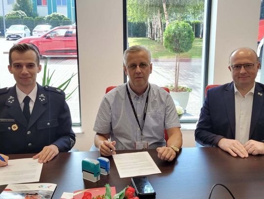 Umowa na nowy wóz dla OSP Gąsiorowice podpisana. To największa inwestycja w jednostce