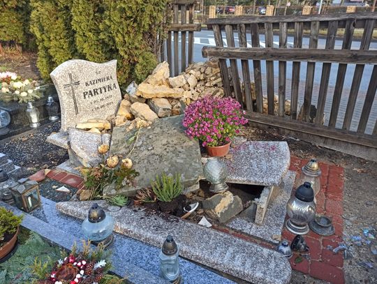 Uszkodzony słupek i nagrobek na cmentarzu w Strzelcach Opolskich. Co się stało?