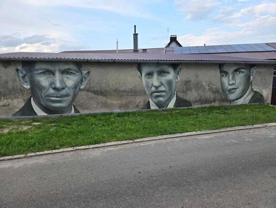 W Gąsiorowicach przodkowie patrzą ze ścian i wrót