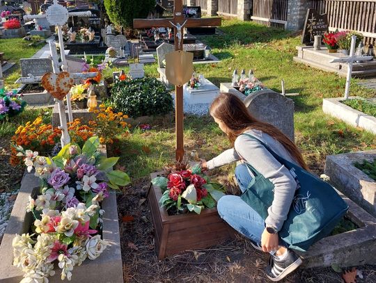 W listopadzie na cmentarzach ilość wyrzuconych śmieci wzrasta kilkukrotnie