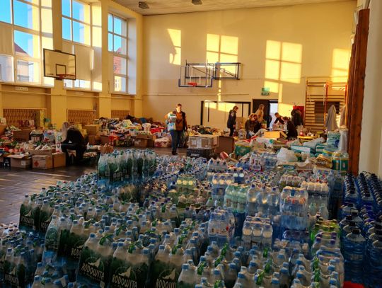 W magazynie w Strzelcach wstrzymano przyjmowanie darów. Sala jest wypełniona po brzegi