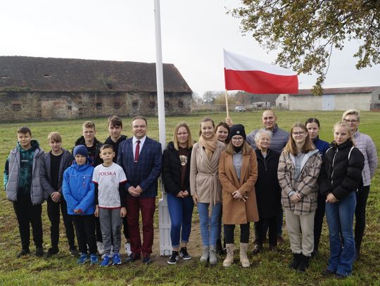W Otmicach dumnie powiewa polska flaga. Wszystko dzięki młodzieży i sołtysowi
