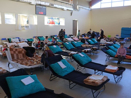 W dużym punkcie recepcyjnym dostawiono kolejnych 100 łóżek dla uchodźców
