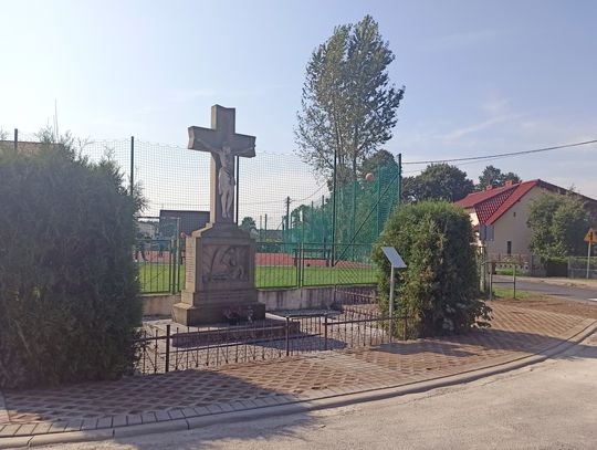 W Staniszczach Małych ułożono kostkę przy krzyżu. To jednak nie koniec prac