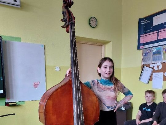 W szkole w Krośnicy było muzycznie. Uczniów odwiedził też specjalny gość