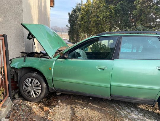 W Zawadzkiem samochód wjechał w dom