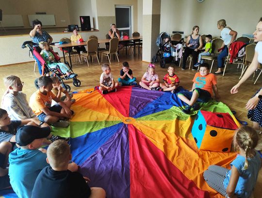 Wakacyjnie w Łąkach Kozielskich. Były bańki mydlane i brokatowe tatuaże