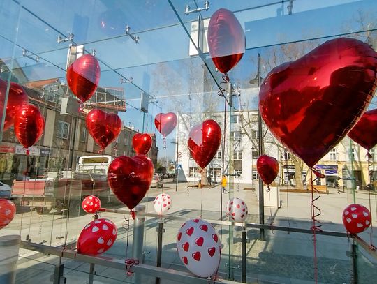 Walentynki w Strzelcach Opolskich. Serca w szklanych domach na pl. Żeromskiego