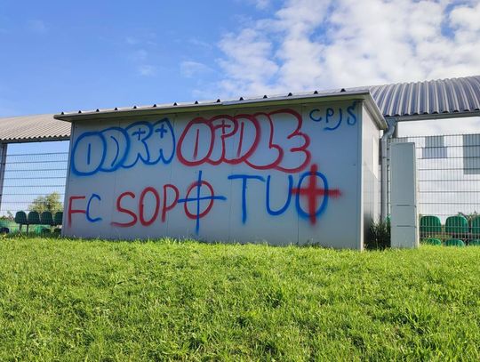 Wandalizm na stadionie w Strzelcach Opolskich. Pomazane ogrodzenie i budynki