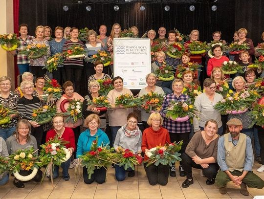 Warsztaty florystyczne w Kolonowskiem. Uczestnicy tworzyli piękne stroiki