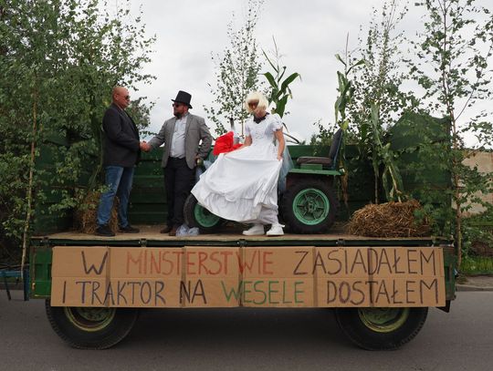 Widowiskowy korowód dożynkowy w Ujeździe. Dużo zabawy i żarty z władzy