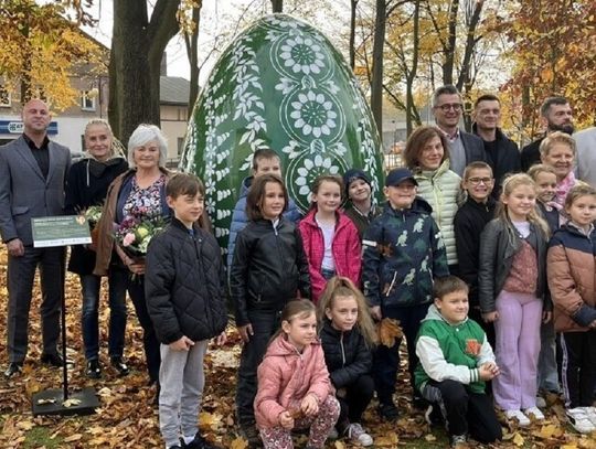 Wielka kroszonka stanęła na Placu Hutnika w Zawadzkiem