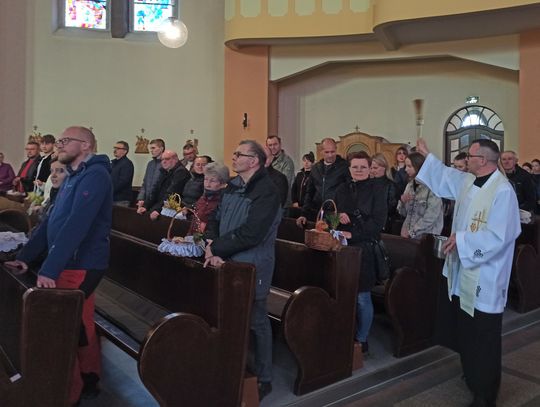 Wielka Sobota 2022. Święcenie pokarmów w kościołach. Co do koszyczka?