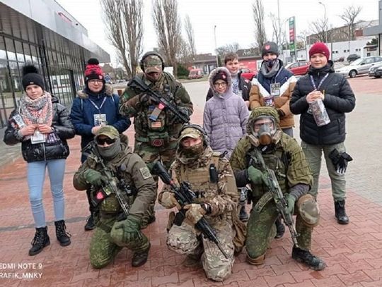 Wolontariusze w strojach wojskowych kwestują na rzecz WOŚP. Teraz spotkacie ich w Strzelcach Opolskich 