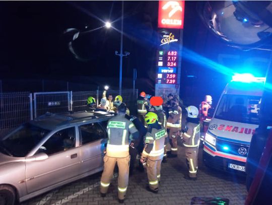Poparzony mężczyzna na stacji paliw w Leśnicy. Zabrał go helikopter LPR