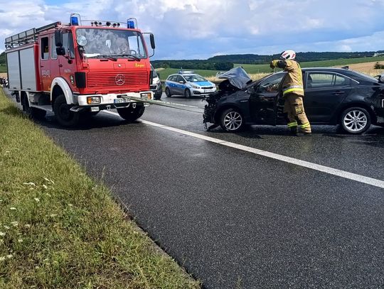 Wypadek na 260 km autostrady A4 w kierunku Wrocławia. Pojazdami podróżowało 6 osób